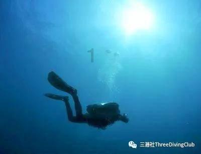 中国电竞人物排行榜，uzi不在前五名，第一名世界冠军拿到手软